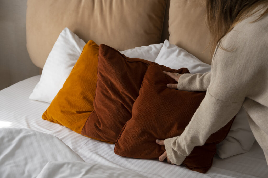 bedroom-view-with-bed-sheets-decor-1024×683